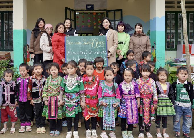 Các em học sinh tại đây 100% là dân tộc Mông và Dao. Phần lớn đều là học sinh nghèo, gia đình khó khăn nhưng bù lại các em đều rất chăm ngoan, ham học và nghe lời thầy cô.Tại 2 điểm trường, diễn viên Lương Giang đã hỗ trợ kinh phí giúp điểm trường đổ sân chơi với diện tích hơn 150m2 và tặng đồ chơi như thú nhún, đu quay…