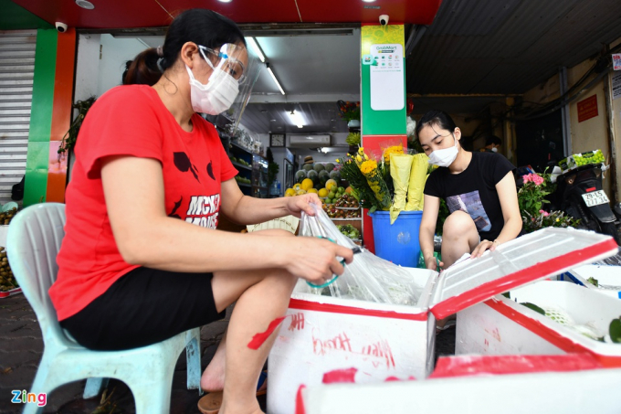           Một trong những gian hàng hoa quả tại chợ có bán thêm hoa cúc và đồ sắp lễ cúng rằm. Ngay từ sáng sớm, người làm tất bật sửa soạn, bày biện.          