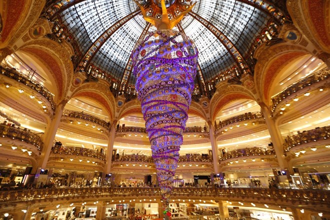 Cây thôn  ngược ở thủ đô Paris, Pháp: Galeries Lafayette là một siêu thị lớn chủ yếu về thời trang, nằm trên đại lộ Haussmann với phần trang trí rất ấn tượng cho cây thông noel