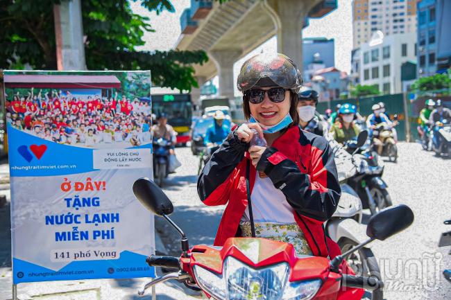 Chị Nhung, một người qua đường, xúc động chia sẻ: Tôi mới đi chợ về thời tiết nắng nóng đổ mồ hôi lại tắc đường, mãi mới qua nổi đoạn này, khát khô cổ họng thì được tặng nước uống miễn phí. Uống xong thấy mát lòng mát dạ. Việc làm của chị Hương tuy nhỏ bé nhưng rất thiết thực ý nghĩa giúp đỡ được nhiều người đi đường.