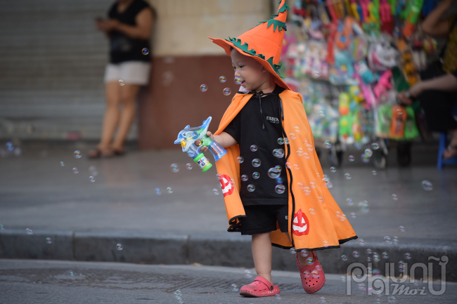 Vui sướng nô đùa trên bộ trang phục Halloween vô cùng đáng yêu.