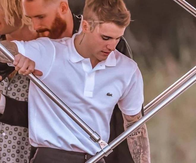 Justin Bieber thường lôi thôi nhưng chỉ cần chỉn chu là visual ngút ngàn, cuộc sống cũng luôn khác biệt