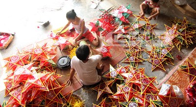 Lồng đèn ông sao đắt hàng, làm không kịp bán