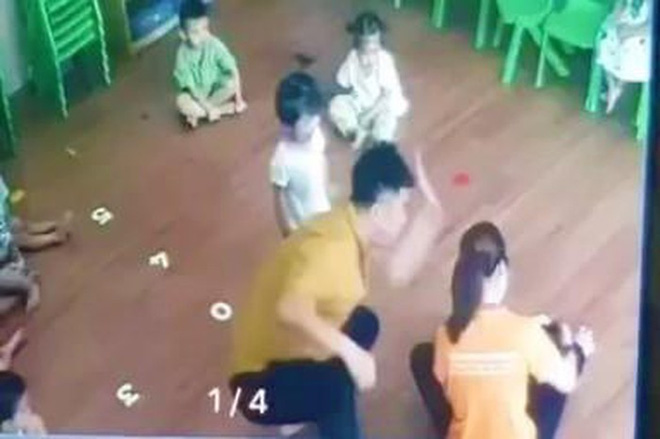 Bùi Văn Hùng đánh bé 2 tuổi. Ảnh: Cắt từ clip. 