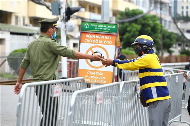 Hàng rào bảo vệ phía bên ngoài cổng bệnh viện. Ảnh: TTXVN