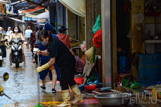 Tuy nhiên, một số cửa hàng không đủ không gian bày bán đã lẫn chiếm sang vạch màu hồng dừng đỗ của người mua hàng.