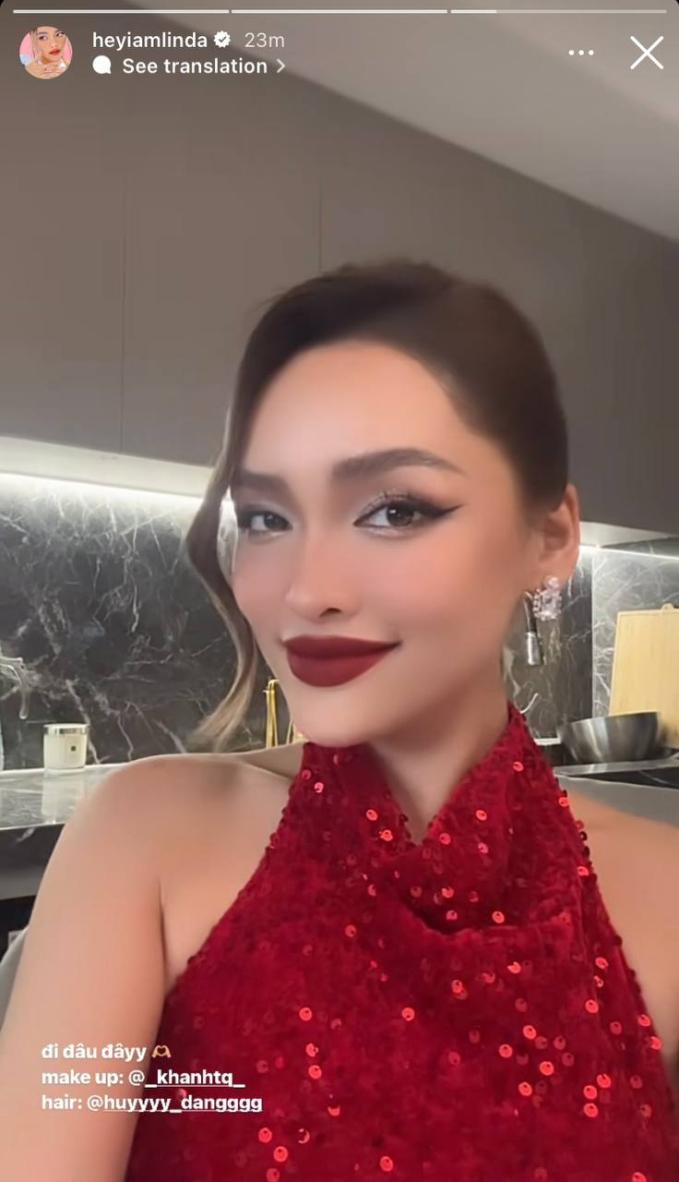               Vợ chồng Linda Ngô - Phong Đạt là khách mời của Gala WeChoice Awards 2023.  Cặp vợ chồng khoe lên đồ dự sự kiện khá sớm với sắc đỏ - đen cực rực rỡ.        