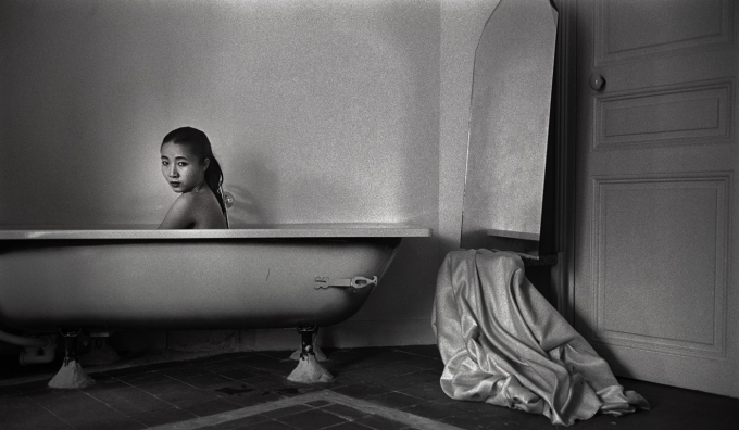 Hu Yuanli Au Bain, Paris, 1992 (Ảnh: Zhang Hai’er).