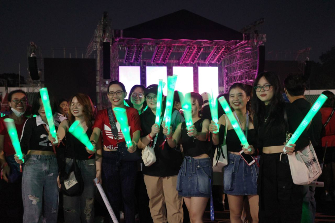  Rất nhiều lightstick cổ vũ được ban tổ chức concert phát cho khán giả để cổ vũ cho thần tượng sung sức nhất.