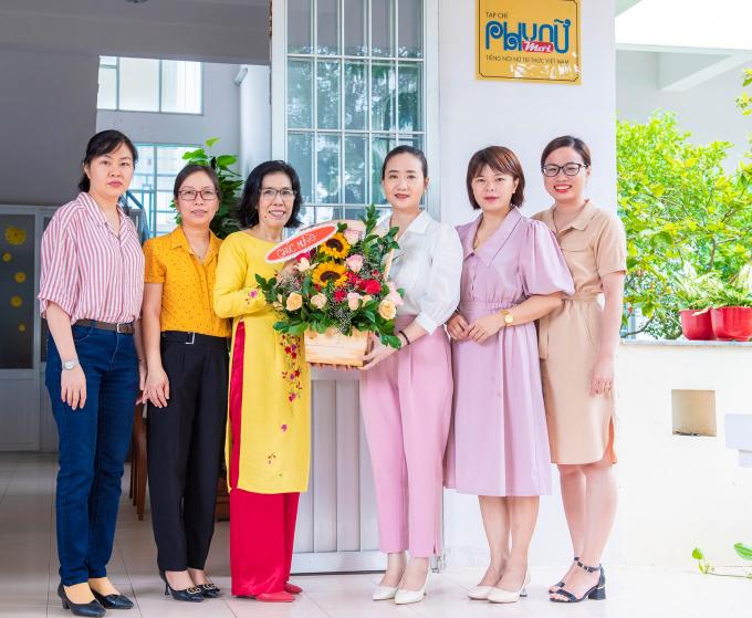 Lãnh đạo Hội Liên Hiệp Phụ Nữ tỉnh, Đại diện Hội Nhà Báo, đại diện Các doanh nghiệp đến chúc mừng Tạp chí và Nha báo Quỳnh Mỹ.