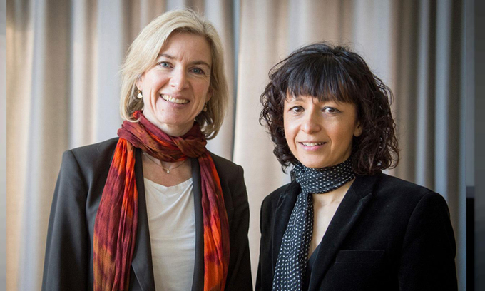   Nhà khoa học Jennifer Doudna (trái) và Emmanuelle Charpentier (phải). Ảnh: Alexander Heinl/AP.  