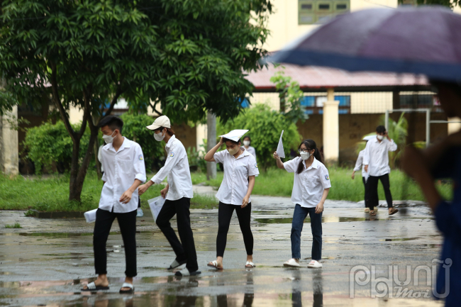 Trước khi làm bài thi, thí sinh phải ghi đầy đủ số báo danh và thông tin của thí sinh vào đề thi, giấy thi, Phiếu trả lời trắc nghiệm, giấy nháp.