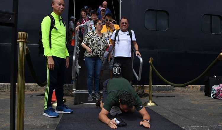 Các hành khách trên tàu MS Westerdam vào thời điểm cập cảng. Ảnh: AFP