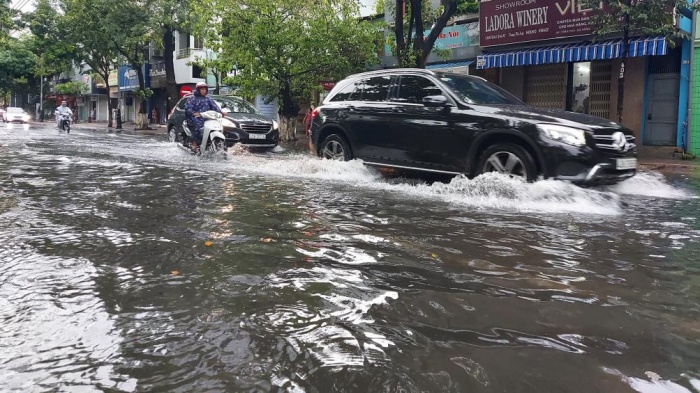 Ngập úng gây khó khăn trong việc lưu thông cho các phương tiện giao thông. Ảnh: Báo Giao Thông