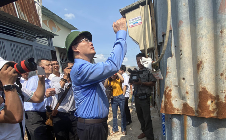   Bí thư Nguyễn Thiện nhân đang xem một căn nhà xây dựng không phép đã được gắn đồng hồ điện.   