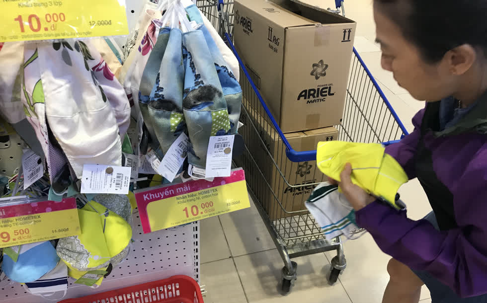 Người dân có thể mua khẩu trang tại các siêu thị VinMart, Big C, Co.opmart... Ảnh: N.Phương.