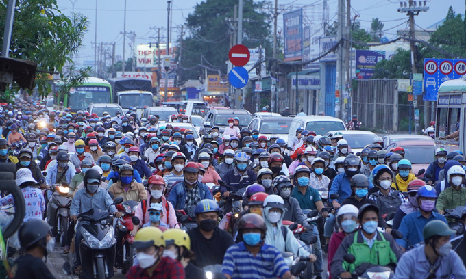 Đoạn quốc lộ 1 giao với đường Đoàn Nguyễn Tuấn, huyện Bình Chánh, chiều 11/4. Ảnh: Gia Minh