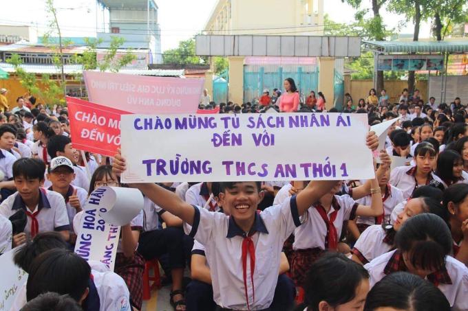 Học sinh trường THCS An Thới trong các hoạt động giao lưu và tặng sách của Tủ sách Nhân Ái