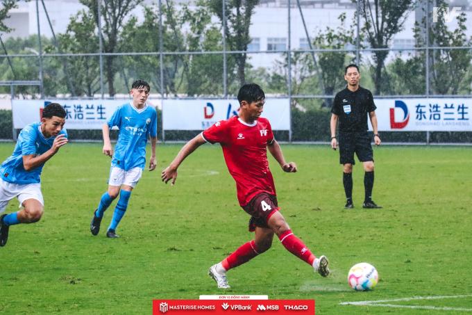 Cầu thủ U16 PVF tự tin xử lý bóng trước U16 Man City.