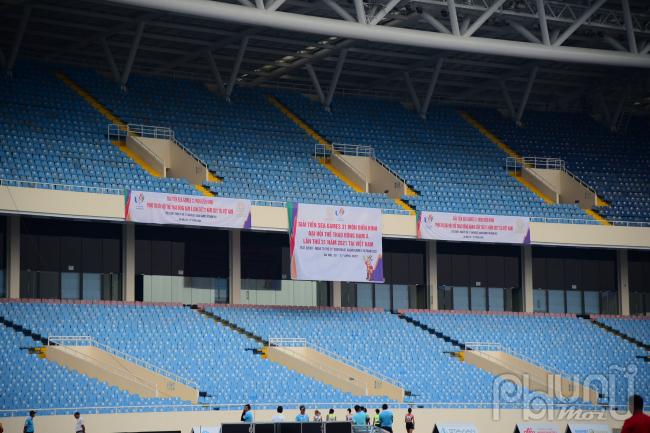 Phía bên trong sân vân động Mỹ Đình đang tiến hành các giải tiền SEA Games 31 môn điền kinh.