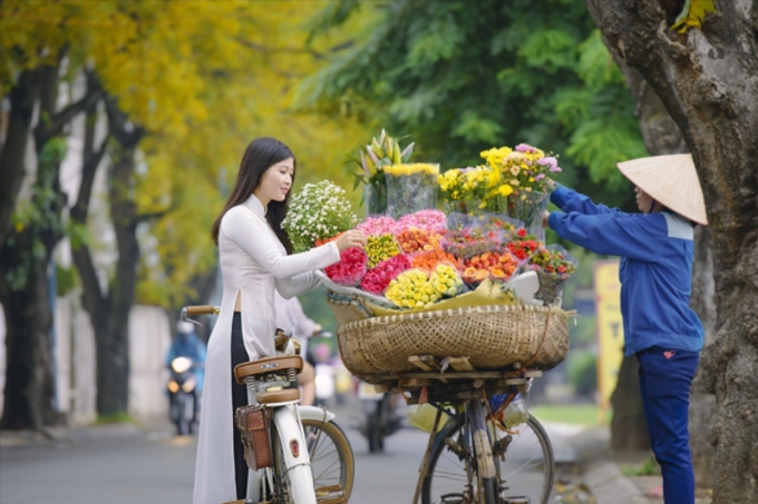 Hà Nội vào thu còn đẹp từ những điều bình dị nhất, từ một chiếc lá rơi, một nụ cười của thiếu nữ, những cái nắm tay giữa phố chuyển mùa.