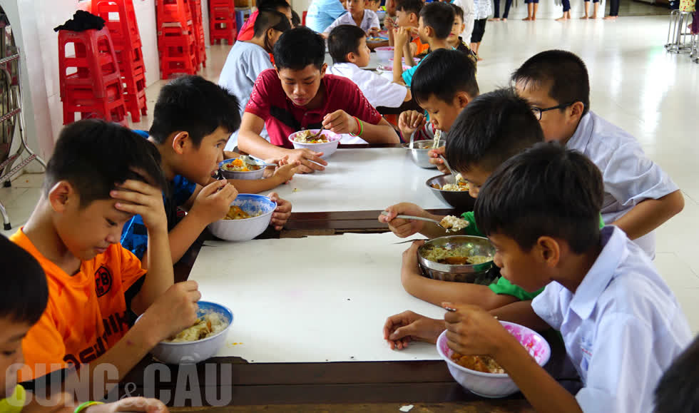 Khẩu phần ăn hằng ngày của các em đa số là món chay, thỉnh thoảng thêm thịt cá nếu được mạnh thường quân hay người dân xung quanh gửi tặng. 