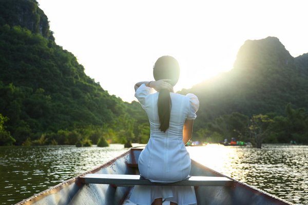 Trong nhiều khung hình, người ta có thể trông thấy rõ đường cong hình thể đẹp hoàn hảo của nàng mỹ nhân.