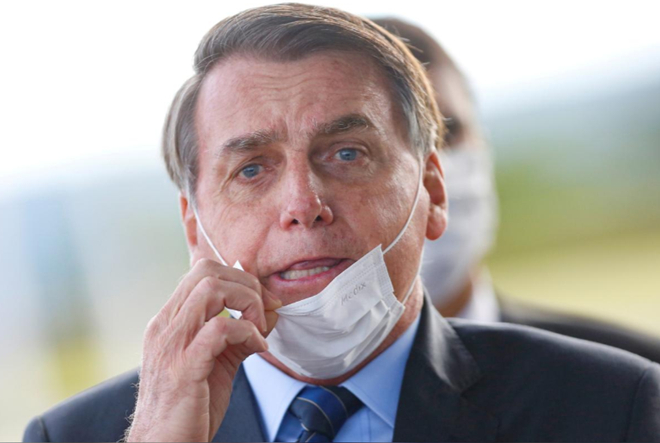 Cuối cùng, Tổng thống Brazil Jair Bolsonaro cũng đã chịu đeo khẩu trang. Ảnh: Reuters