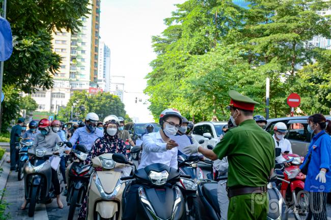 Lực lượng chức năng chốt phòng chống dịch phường Ngọc Khánh tiền hành kiểm tra giấy đi đường người dân nên dẫn đến tình trạng ùn ứ.