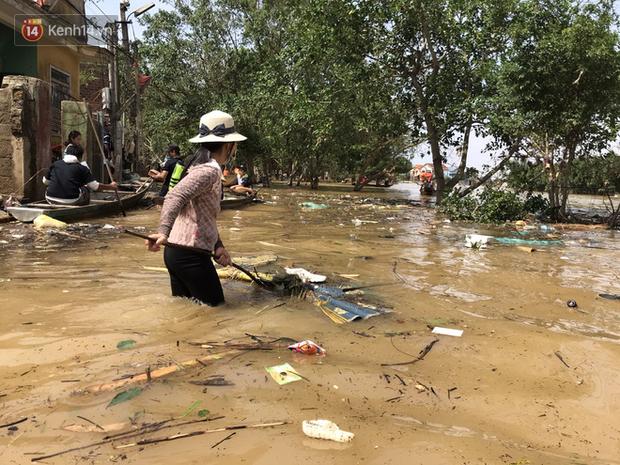 Nước rút sau lũ, người dân Quảng Bình bơi trong 