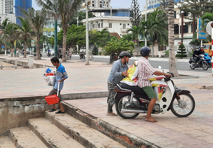 Người miền Trung chằng chống nhà cửa, đào hầm tránh bão số 9 sắp đổ bộ