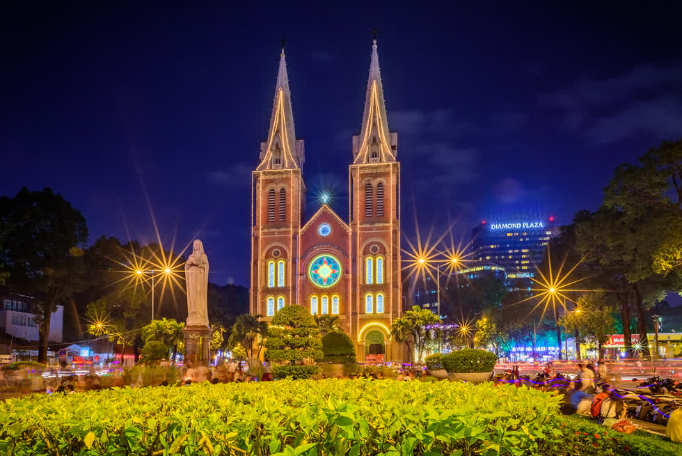 Hàng năm, nhà thờ Đức Bà là địa điểm hàng ngàn người dân TP.HCM tập trung về chụp ảnh, vui chơi và đón Giáng sinh trong không khí đầm ấm.