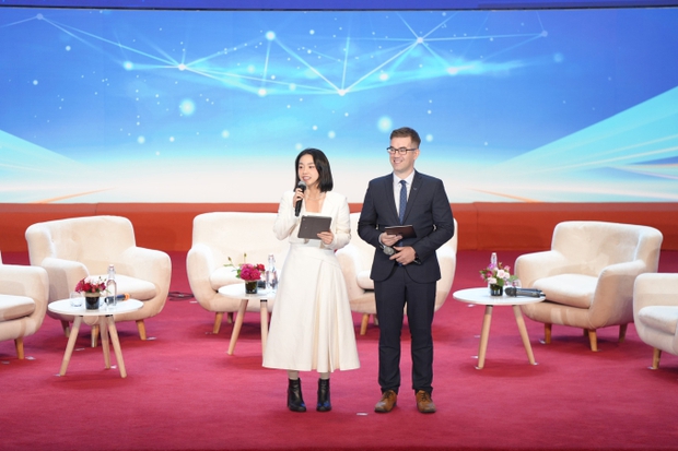 Vicky Giáp là MC trong buổi giao lưu với những chủ nhân của giải thưởng VinFuture 2023