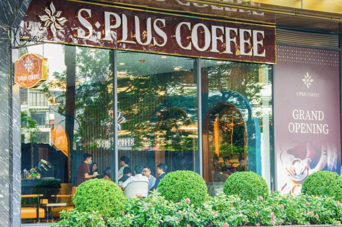  S-Plus Coffee thu hút đông đảo khách hàng ngay từ ngày đầu mở cửa đón khách.