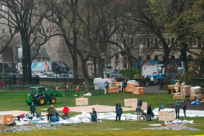 Hàng trăm nhân viên của tổ chức đã có mặt ở Central Park để dựng bệnh viện dã chiến. 