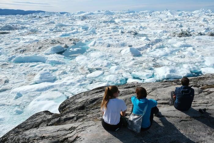   Vùng đất không cỏ dại - Greenland là một vùng đất tự trị thuộc Vương quốc Đan Mạch. Là một hòn đảo nằm ở Bắc Cực, Greenland có lẽ hơi khác với tên gọi của nó. Nhiệt độ trung bình của tháng nóng nhất ở Greenland chưa bao giờ vượt quá 10 độ C. Do đó, Greenland là vùng đất không bao giờ có cỏ dại sinh sôi.  