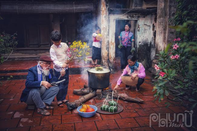 Không khí ấm áp và thân thương của cả nhà bên nồi bánh chưng. 