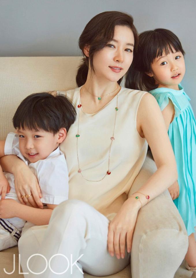  Lee Young Ae rạng rỡ hai con.