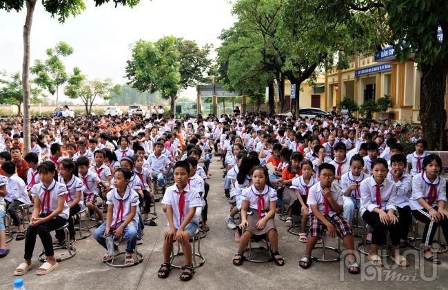 “ Vầng trăng yêu thương” Trao tặng hơn 300 phần quà cho các em học sinh có hoàn cảnh khó khăn tại Trường Tiểu học Vật Lại