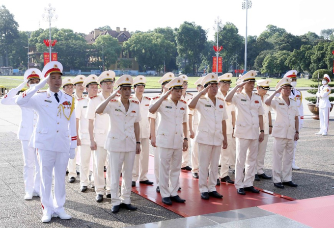 Đoàn đại biểu Đảng ủy Công an Trung ương và Bộ Công an tưởng niệm Chủ tịch Hồ Chí Minh. (Ảnh: An Đăng/TTXVN)