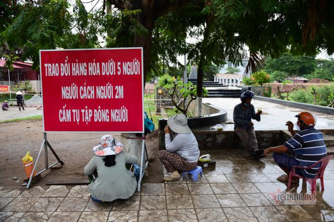 Cảnh trao đổi hàng hoá phòng dịch bệnh ở vùng biên