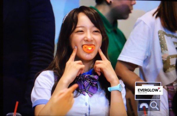 hay Sejeong đều từng ngậm núm vú giả ở fansign