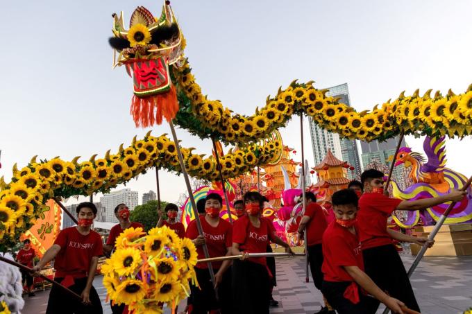 Nghệ sĩ biểu diễn múa rồng đón Tết Nguyên đán tại Bangkok, Thái Lan, ngày 31/1/2022. Ảnh: AFP/TTXVN