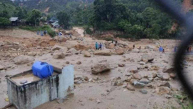 Xã Trà Leng tan hoang sau khi bị sạt lở.