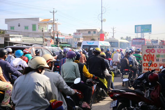 Có đoạn người và xe nhích từng mét trên quốc lộ