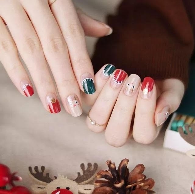 Bạn cóc thể học theo mẫu nail Noel tươi vui, ngộ nghĩnh này.