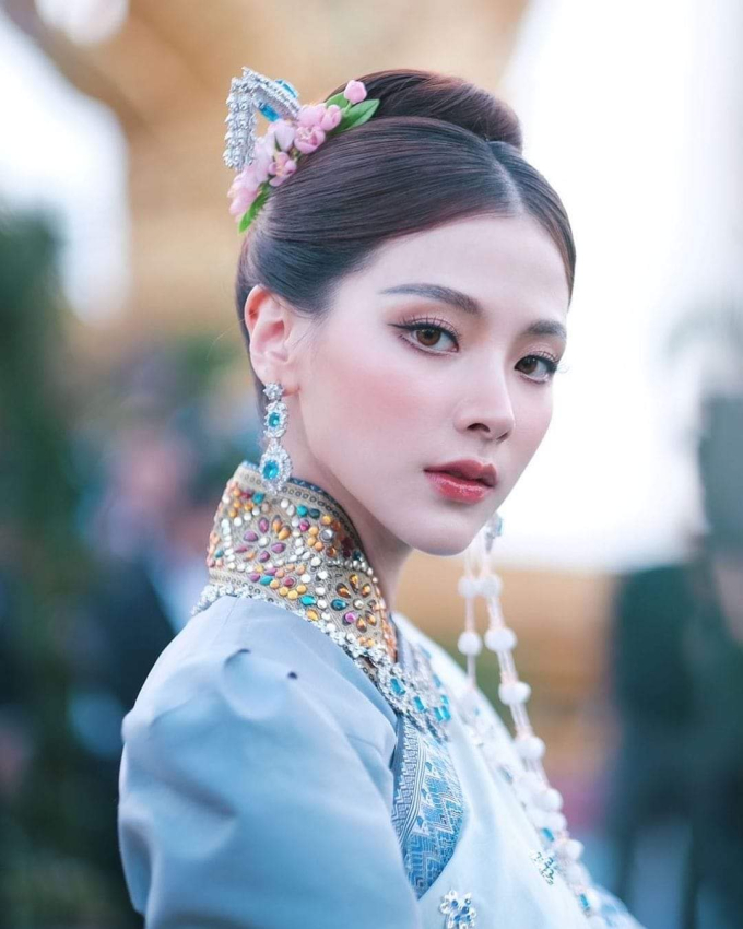 Baifern Pimchanok đẹp xuất thần khi diện trang phục truyền thống, sắc vóc qua cam thường càng nhìn càng mê