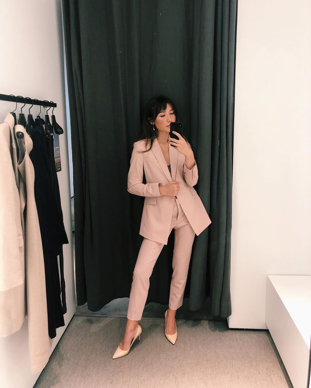 ashley bestdressed mặc bộ suit công sở màu hồng thạch anh rose quartz mang giày cao gót hồng pastel