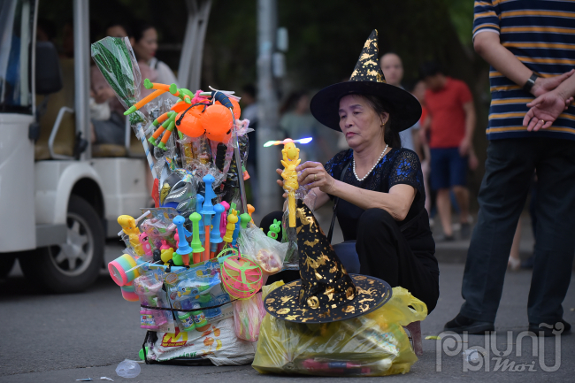 Các món đồ chơi Halloween giá cả phải chẳng được bày bán tại phố đi bộ thu hút nhiều trẻ em.