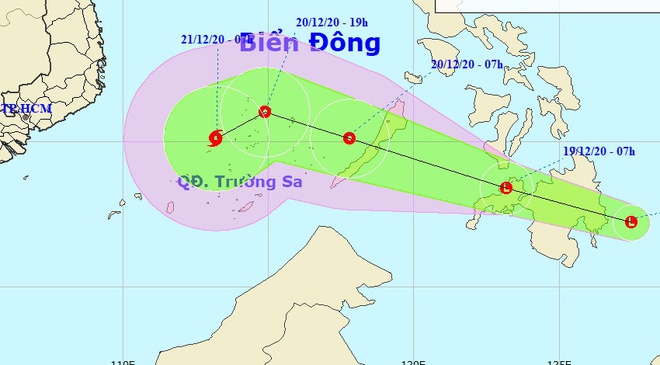 Dự báo đường đi của vùng áp thấp chuẩn bị tiến vào Biển Đông và mạnh thành bão. Ảnh: NCHMF.